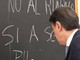 Conte a scuola, il messaggio contro il riarmo: c'è un errore alla lavagna