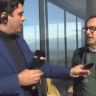 Gaffe a Uno Mattina, l'inviato scambia il microfono... per un calice di vino in diretta