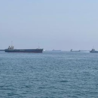 Iran chiude stretto Hormuz "fino a nuovo ordine". Raid Usa: "Colpiti 140 obiettivi". Sotto attacco Emirati Arabi Uniti, Bahrein e Qatar Iran chiude stretto Hormuz "fino a nuovo ordine". Raid Usa: "Colpiti 140 obiettivi". Sotto attacco Emirati Arabi Uniti, Bahrein e Qatar