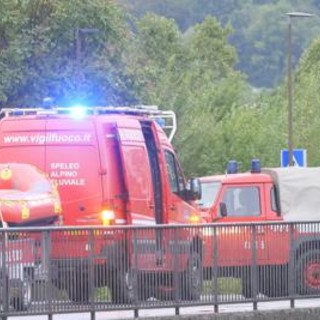 Scontro frontale, auto cade nel lago di Como: morto un uomo, grave una donna Scontro frontale, auto cade nel lago di Como: morto un uomo, grave una donna