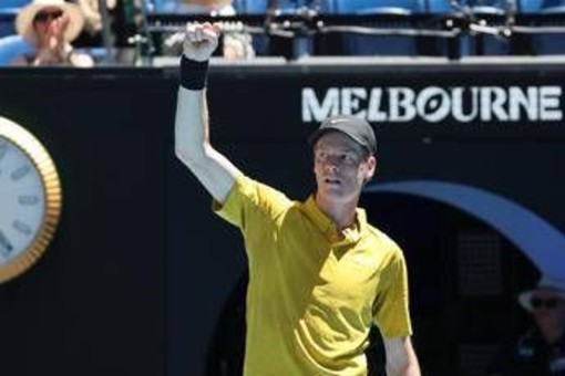 Australian Open, Sinner ai quarti: Darderi battuto nel derby azzurro Australian Open, Sinner ai quarti: Darderi battuto nel derby azzurro