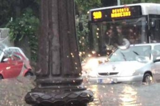Grandine a Roma sud e sul litorale: strade allagate e traffico in tilt