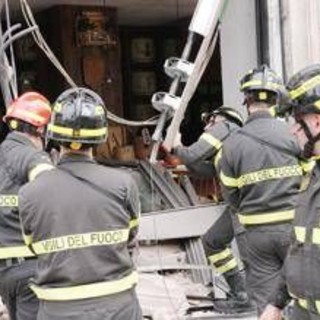 Tram deragliato a Milano, due morti e 48 feriti: l'ipotesi di un guasto al freno d'emergenza dopo il malore dell'autista
