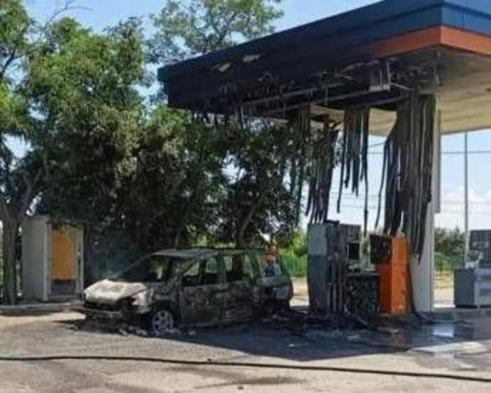 Cosenza, strage di migranti sulla Ss 106: 4 corpi carbonizzati in auto. Si indaga per omicidio Cosenza, strage di migranti sulla Ss 106: 4 corpi carbonizzati in auto. Si indaga per omicidio