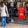 Oggi iniziano i saldi invernali 2026, dai cambi ai pagamenti cosa c'è da sapere