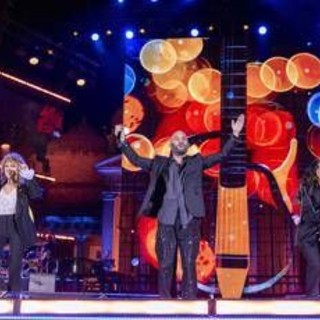 Pino Daniele, Napoli abbraccia il suo re in una notte di festa e ricordi Pino Daniele, Napoli abbraccia il suo re in una notte di festa e ricordi