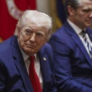 Iran, Hegseth: "Blocco Hormuz ferreo, Trump ha opzioni". Mosca si propone: "Russia può essere mediatore"