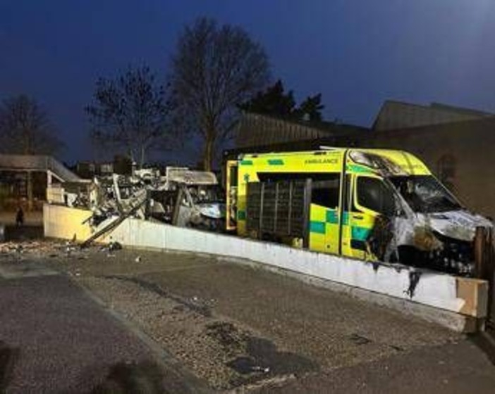 Londra, date alle fiamme ambulanze di organizzazione ebraica. Starmer: "Sconvolgente incendio a sfondo antisemita"