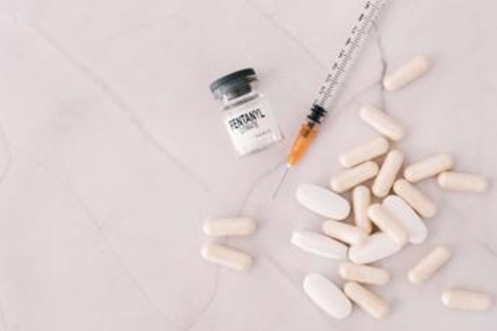 Fentanyl, la carica dei nuovi oppioidi sintetici: in Europa 7 new entry solo nel 2025 Fentanyl, la carica dei nuovi oppioidi sintetici: in Europa 7 new entry solo nel 2025