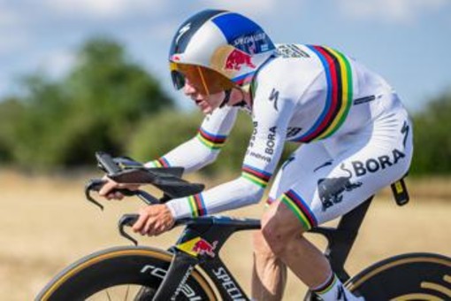 Tour de France, Evenepoel vince la cronometro della 16a tappa, Pogacar resta in maglia gialla