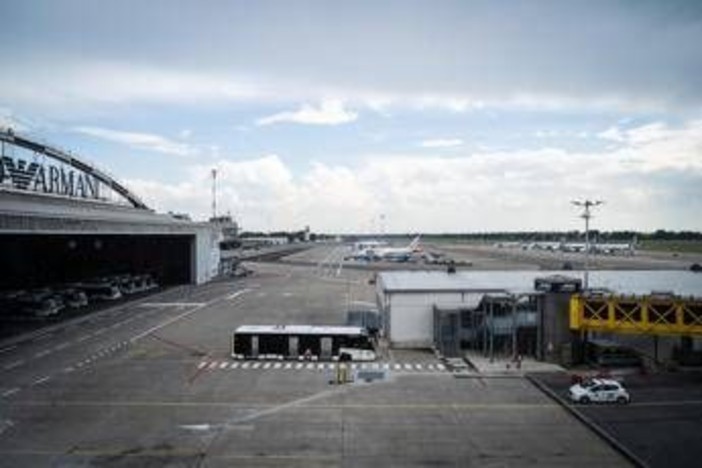 Milano, mezzo urta muso di un aereo a Linate: disagi già rientrati Milano, mezzo urta muso di un aereo a Linate: disagi già rientrati