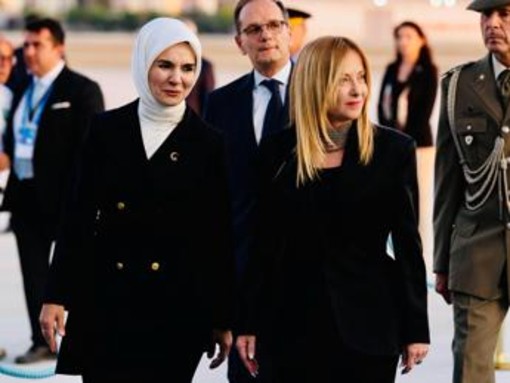 Nato, Meloni e Trump allo stesso tavolo a cena Nato, Meloni e Trump allo stesso tavolo a cena