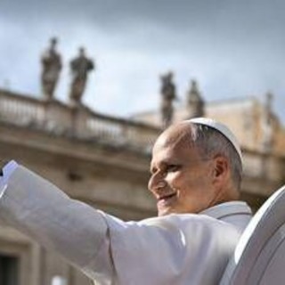 Papa Leone XIV in auto scoperta prima dell’udienza generale: "Grazie a tutti per il sostegno" Papa Leone XIV in auto scoperta prima dell’udienza generale: "Grazie a tutti per il sostegno"