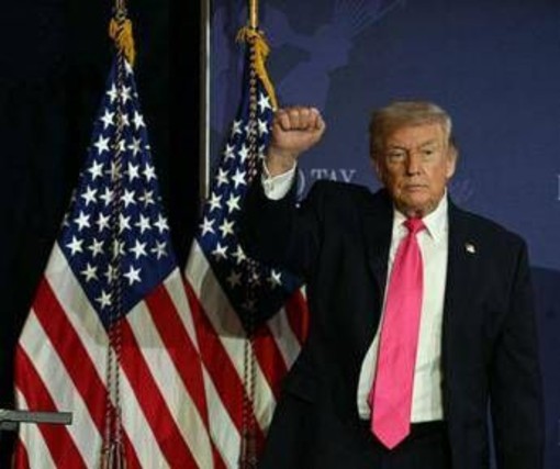 Iran riapre Hormuz, Trump mantiene il blocco navale: "Ci prendiamo l'uranio". Teheran smentisce