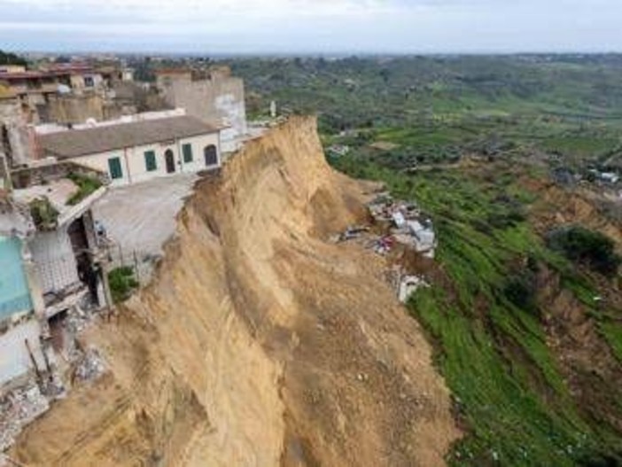 Danni ciclone Harry, l'esperto: "Dirottare i fondi del Ponte è inutile e demagogico, le risorse ci sono: usiamole" Danni ciclone Harry, l'esperto: "Dirottare i fondi del Ponte è inutile e demagogico, le risorse ci sono: usiamole"