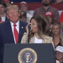 Donald Trump senza freni in Michigan, sul palco del comizio con lui Nicki Minaj: "Ha un lato B spettacolare" Donald Trump senza freni in Michigan, sul palco del comizio con lui Nicki Minaj: "Ha un lato B spettacolare"