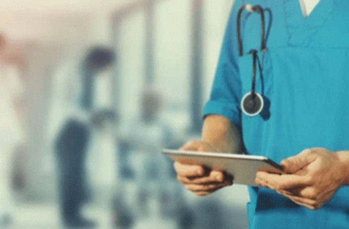 Rivela informazioni riservate, ma al telefono non c'è il paziente: medico nei guai