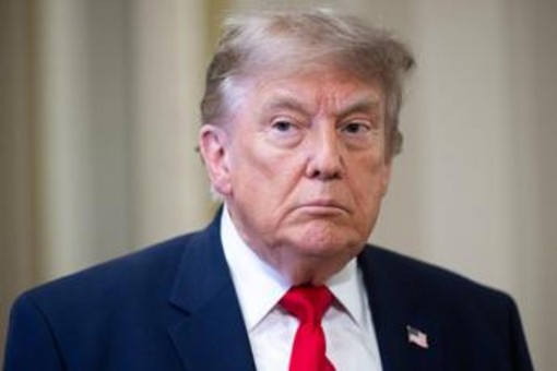 Iran, milioni ai funerali di Khamenei. Trump: "Colpendo potremmo farli fuori tutti" Iran, milioni ai funerali di Khamenei. Trump: "Colpendo potremmo farli fuori tutti"