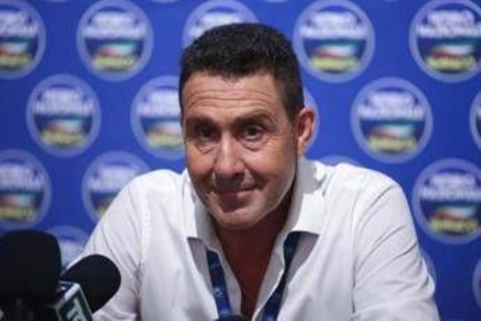 Vannacci: "Donna con la gonna corta o lunga? La preferisco senza" Vannacci: "Donna con la gonna corta o lunga? La preferisco senza"