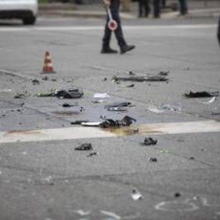 Scontro tra auto e moto a Milano nella notte, morto un 21enne