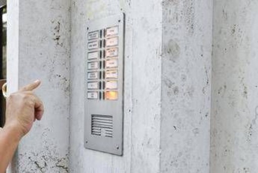 Notifiche del Fisco: ecco cosa si rischia a non mettere il nome sul citofono Notifiche del Fisco: ecco cosa si rischia a non mettere il nome sul citofono