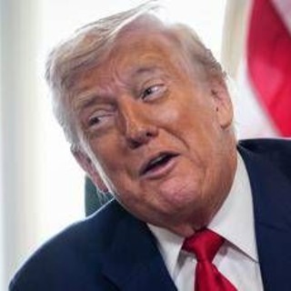 Trump: "Mi hanno detto che Mojtaba Khamenei è gay"