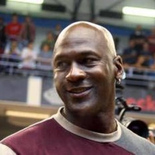 Nba, la canotta indossata da Jordan in Gara-3 delle Finals '98 venduta all'asta per 12,3 milioni