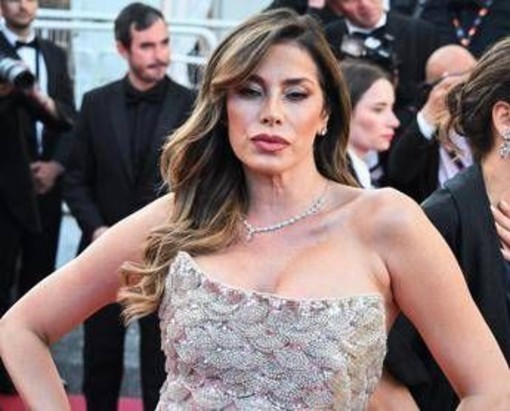 Incidente all'alba per Aida Yespica, urta 5 cassonetti e 2 auto poi insulta i carabinieri e rifiuta l'alcol test