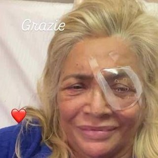 Mara Venier in ospedale e l'intervento all'occhio: "Chiudo l'anno così" Mara Venier in ospedale e l'intervento all'occhio: "Chiudo l'anno così"