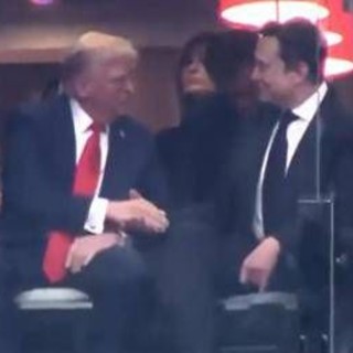 Trump-Musk, stretta di mano alla cerimonia per Charlie Kirk