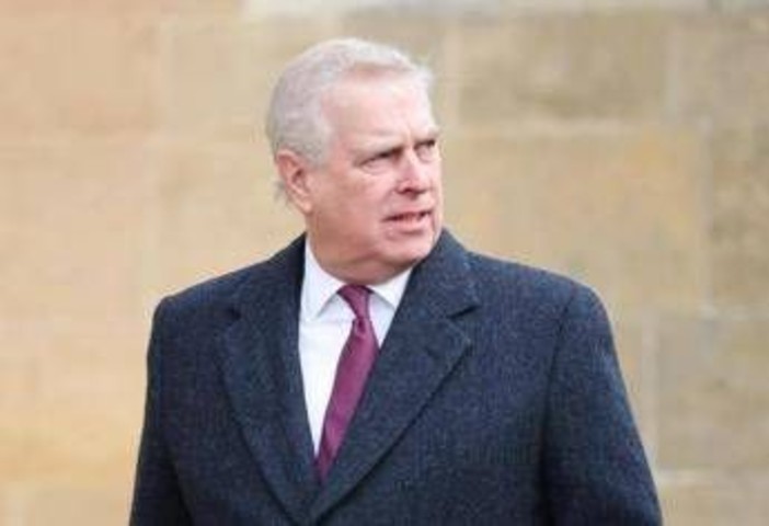 Andrew, via i titoli e la casa... ma non i privilegi funebri