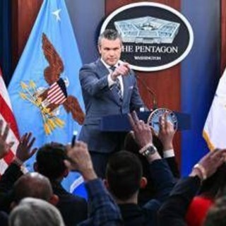 Guerra in Iran, Pentagono vuole 200 miliardi di dollari: "Servono soldi per uccidere i cattivi"