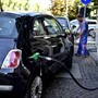 Prezzi carburanti, nuova accisa sul diesel: aumenti per IP e Q8, frenata di Eni