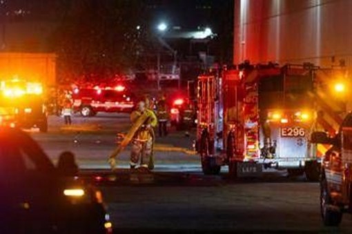 Elicottero di una tv precipita mentre filma un incidente stradale: almeno 3 morti, tragedia a Los Angeles Elicottero di una tv precipita mentre filma un incidente stradale: almeno 3 morti, tragedia a Los Angeles