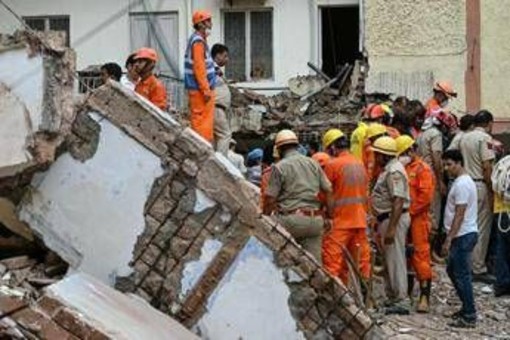 India, 6 morti in crollo edificio a Nuova Delhi: si continua a scavare tra le macerie India, 6 morti in crollo edificio a Nuova Delhi: si continua a scavare tra le macerie