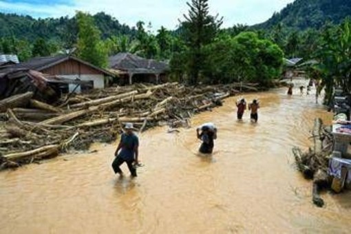 Asia, sud-est in ginocchio per alluvioni: 1.300 vittime ed emergenza cibo Asia, sud-est in ginocchio per alluvioni: 1.300 vittime ed emergenza cibo