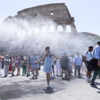 Caldo record in Italia, oggi 16 città da bollino rosso: sabato salgono a 19, poi arriva la svolta meteo Caldo record in Italia, oggi 16 città da bollino rosso: sabato salgono a 19, poi arriva la svolta meteo