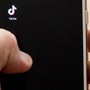 TikTok sotto accusa in Europa: "Viola leggi Ue, account minori a rischio"