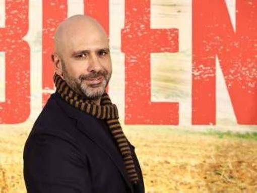 Esordio da record per 'Buen Camino', Checco Zalone travolge il box office di Natale Esordio da record per 'Buen Camino', Checco Zalone travolge il box office di Natale