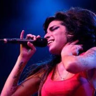 Cimeli di Amy Winehouse, il padre perde la causa contro due amiche della cantante
