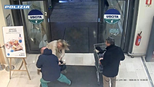 Tenta di rapire una bambina in un supermercato a Bergamo, arrestato