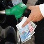 Prezzi carburanti ancora in calo, scendono costi benzina e diesel