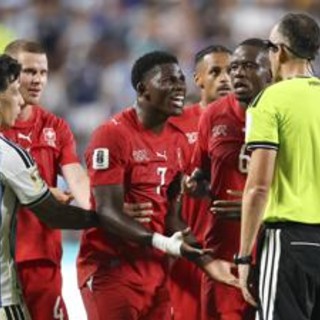 Argentina-Svizzera 3-1, caos e polemiche per l'espulsione di Embolo: perché il Var è intervenuto Argentina-Svizzera 3-1, caos e polemiche per l'espulsione di Embolo: perché il Var è intervenuto