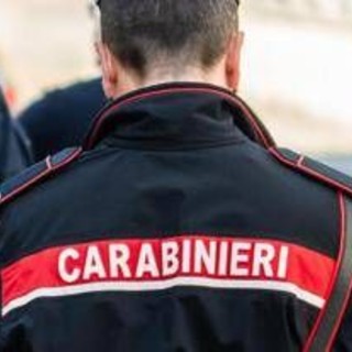Vuole dare fuoco alla moglie, figlio nasconde accendino fino all'arrivo dei carabinieri