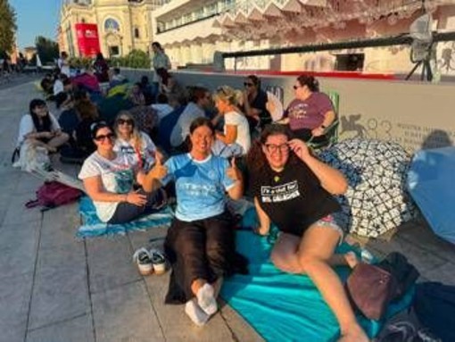 Venezia 83, l'attesa dei fan per gli Oasis: "Qui dall'alba per i fratelli Gallagher" Venezia 83, l'attesa dei fan per gli Oasis: "Qui dall'alba per i fratelli Gallagher"