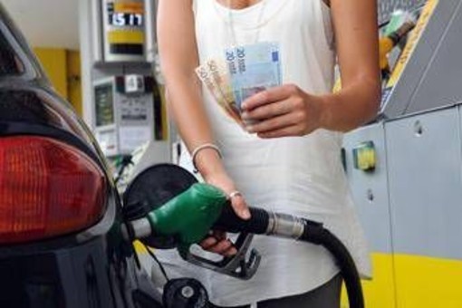 Caro carburanti, anche IP mette un tetto ai prezzi dopo Eni: sconto per 8.500 distributori Caro carburanti, anche IP mette un tetto ai prezzi dopo Eni: sconto per 8.500 distributori