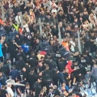 Roma-Slovan Bratislava, scontri tra polizia e tifosi nel settore ospiti Roma-Slovan Bratislava, scontri tra polizia e tifosi nel settore ospiti