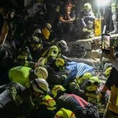 Terremoto in Colombia, donna di 32 anni estratta viva dalle macerie di un albergo tre giorni dopo il sisma: "C'è speranza" Terremoto in Colombia, donna di 32 anni estratta viva dalle macerie di un albergo tre giorni dopo il sisma: "C'è speranza"