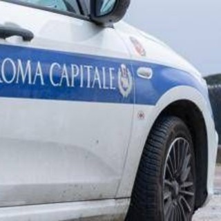Roma, scontro tra autocarro e moto in via Ardeatina: muore un 43enne