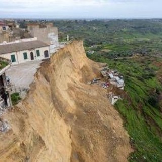 Danni ciclone Harry, l'esperto: "Dirottare i fondi del Ponte è inutile e demagogico, le risorse ci sono: usiamole" Danni ciclone Harry, l'esperto: "Dirottare i fondi del Ponte è inutile e demagogico, le risorse ci sono: usiamole"